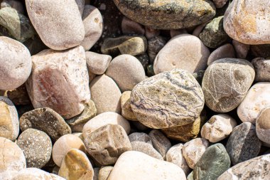 Sahilde farklı taşlar.