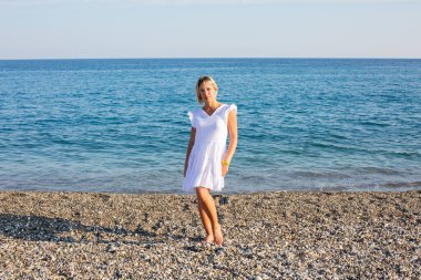 Denizde yürüyen bir kız