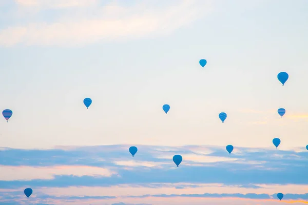 Globos al amanecer en el paisaje de capadocia —  Fotos de Stock