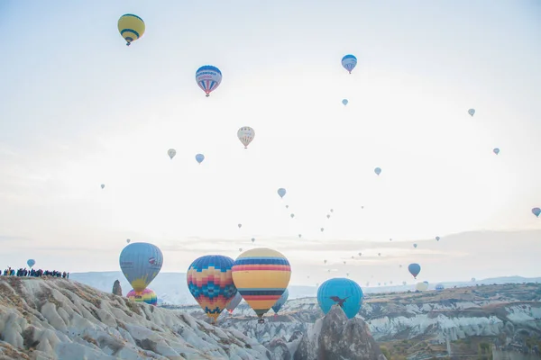 Luftballons im Morgengrauen in der Landschaft Kappadokiens — Stockfoto