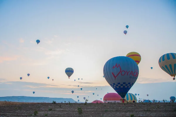 Ballons à l'aube dans le paysage de la cappadoce — Photo