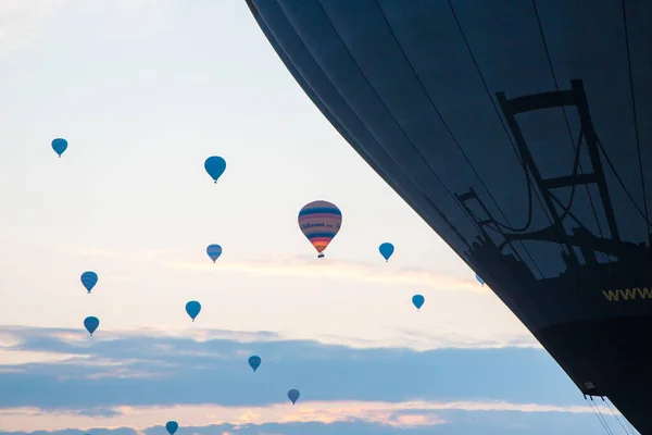 Globos al amanecer en el paisaje de capadocia —  Fotos de Stock