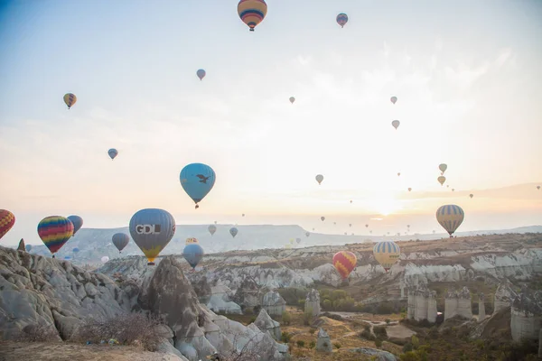 Balony o świcie w krajobrazie Kapadocji — Zdjęcie stockowe