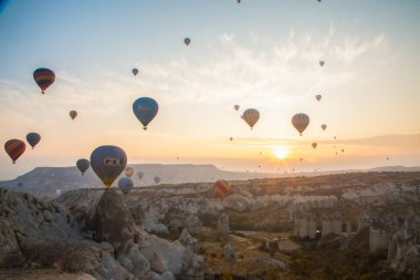 Şafak vakti kapadokya manzarasında balonlar
