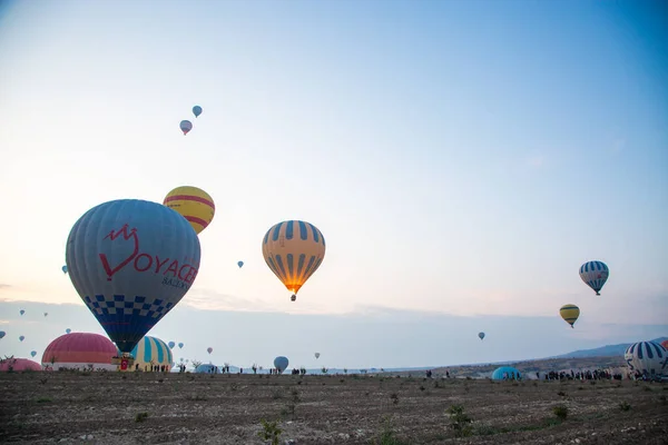 Ballons à l'aube dans le paysage de la cappadoce — Photo