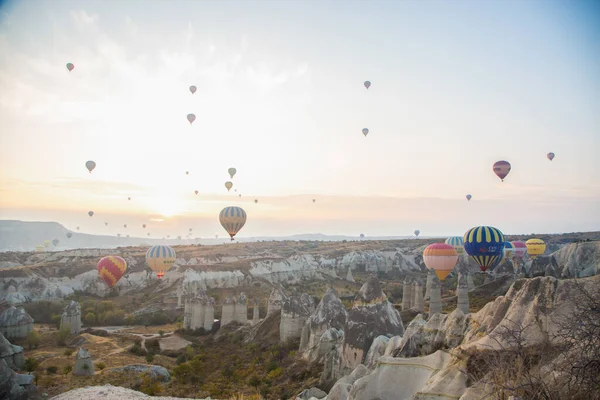 Luftballons im Morgengrauen in der Landschaft Kappadokiens — Stockfoto