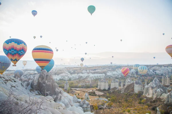 Luftballons im Morgengrauen in der Landschaft Kappadokiens — Stockfoto