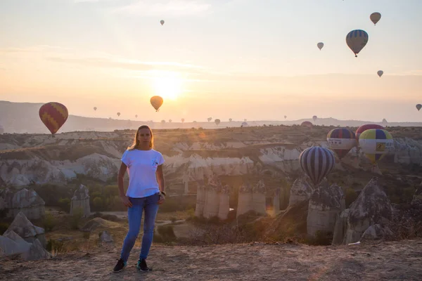 Egy lány sétál a háttér léggömbök a cappadocia — Stock Fotó