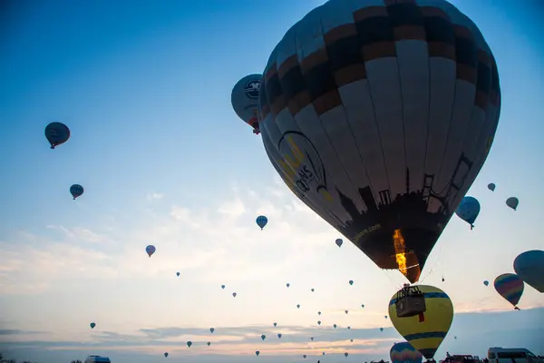 Globos al amanecer en el paisaje de capadocia —  Fotos de Stock