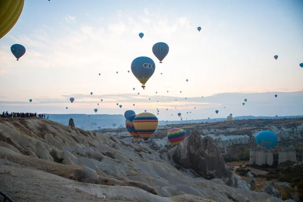 Ballons à l'aube dans le paysage de la cappadoce — Photo