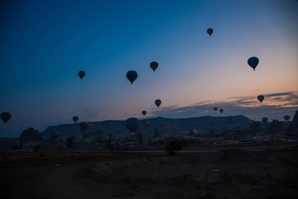 Ballons à l'aube dans le paysage de la cappadoce — Photo