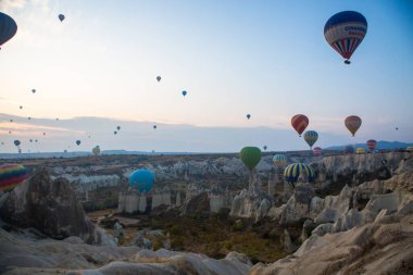 Şafak vakti kapadokya manzarasında balonlar