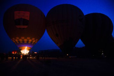 Şafak vakti kapadokya manzarasında balonlar