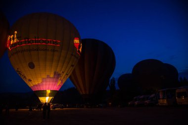 Şafak vakti kapadokya manzarasında balonlar
