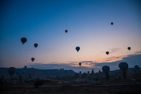 Ballons à l'aube dans le paysage de la cappadoce — Photo