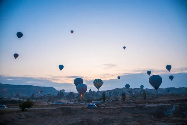 Une fille marche sur fond de ballons en cappadoce — Photo