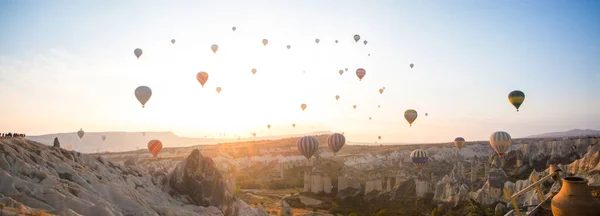 Ballonnen bij dageraad in het landschap van cappadocië — Stockfoto