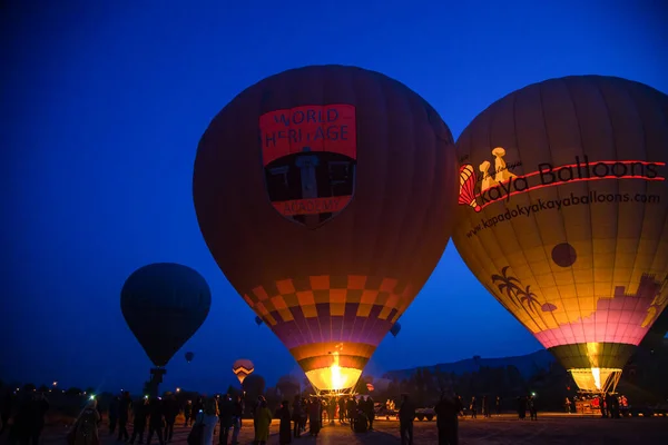 Ballons à l'aube dans le paysage de la cappadoce — Photo