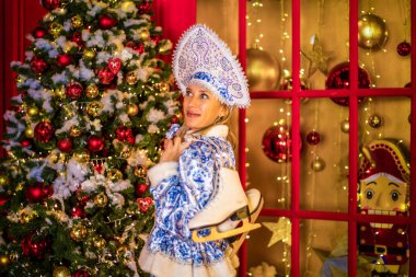 Kar Kızının Yeni Yıl kıyafetli güzel sarışın