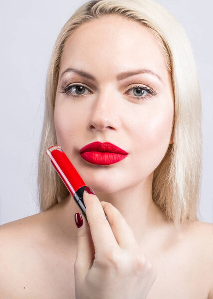 Портрет красивой женщины блондинка с красной помадой