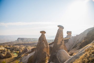 Gün doğumunda Uchisar kalesi yakınlarında güvercinler vadisi panoramik manzara, Kapadokya