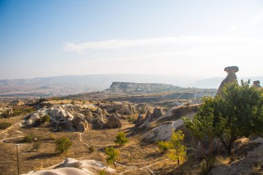 Gün doğumunda Uchisar kalesi yakınlarında güvercinler vadisi panoramik manzara, Kapadokya