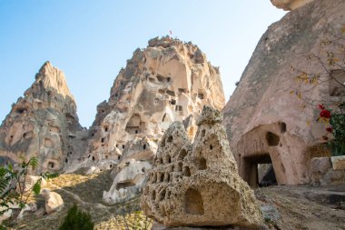 Gün doğumunda Uchisar kalesi yakınlarında güvercinler vadisi panoramik manzara, Kapadokya