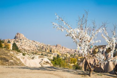Gün doğumunda Uchisar kalesi yakınlarında güvercinler vadisi panoramik manzara, Kapadokya
