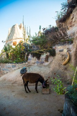 Gün doğumunda Uchisar kalesi yakınlarında güvercinler vadisi panoramik manzara, Kapadokya