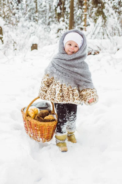 Зимний портрет милой улыбающейся девочки на прогулке в солнечном снежном лесу — стоковое фото