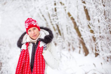 Ormanda mutlu genç bir kadının portresi.