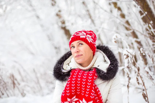 Портрет счастливой молодой женщины в зимнем лесу — стоковое фото