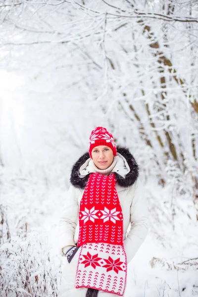 Ritratto di giovane donna felice nella foresta invernale — Foto Stock