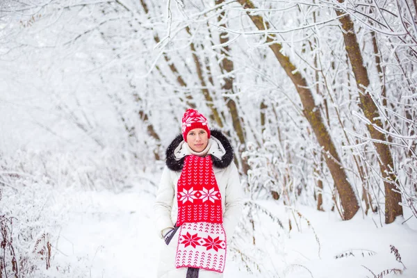 Портрет счастливой молодой женщины в зимнем лесу — стоковое фото