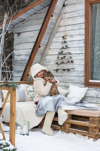 Donna bionda tiene un gatto — Foto Stock