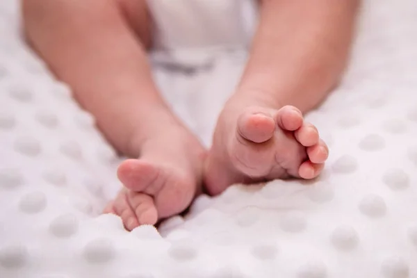 Handtag och ben på det nyfödda barnet — Stockfoto
