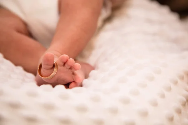 Asas y piernas del bebé recién nacido — Foto de Stock