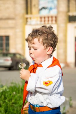 Okul üniformalı çocuklar okulun yanında yürürler ve yemek yerler.