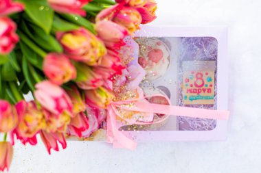 Taze karlı kırmızı laleler