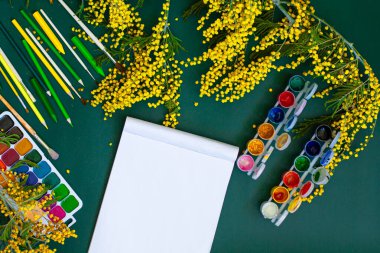 Boş kağıt ve renkli kalemlerle suluboya laleler.