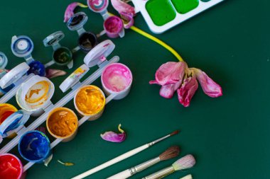 Boş kağıt ve renkli kalemlerle suluboya laleler.