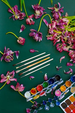 Boş kağıt ve renkli kalemlerle suluboya laleler.