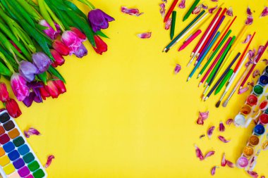 Aquarelle paleti ile yaratıcı düzen, sarı arkaplanda boya fırçaları