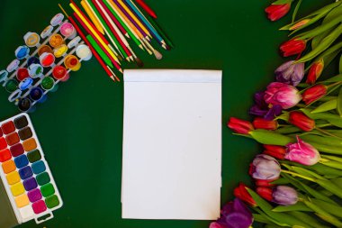 Boş kağıt ve renkli kalemlerle suluboya laleler.