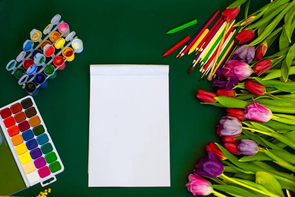 Boş kağıt ve renkli kalemlerle suluboya laleler.