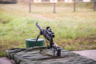  Atış poligonunda çimlerin üzerinde hafif makineli tüfekler var.