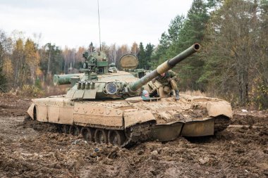 Rus tankı orman yolunda ilerliyor.