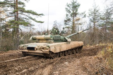 Rus tankı orman yolunda ilerliyor.