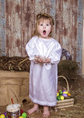 Tatlı kız gerçek tavşan ve ördekle oynuyor.