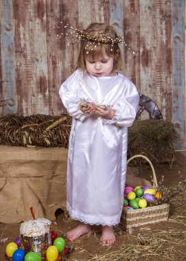 Tatlı kız gerçek tavşan ve ördekle oynuyor.